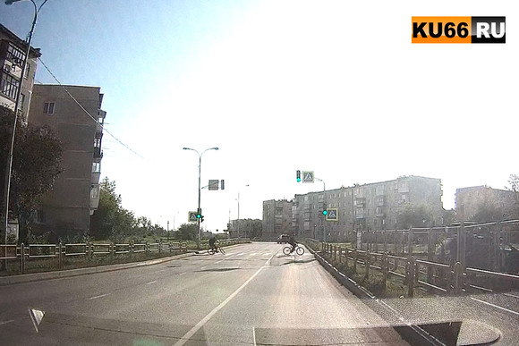 Дети носятся прямо перед автомобилями. Пешеходы и водители все еще не привыкли к новому светофору на улице Пушкина в Каменске. ВИДЕО