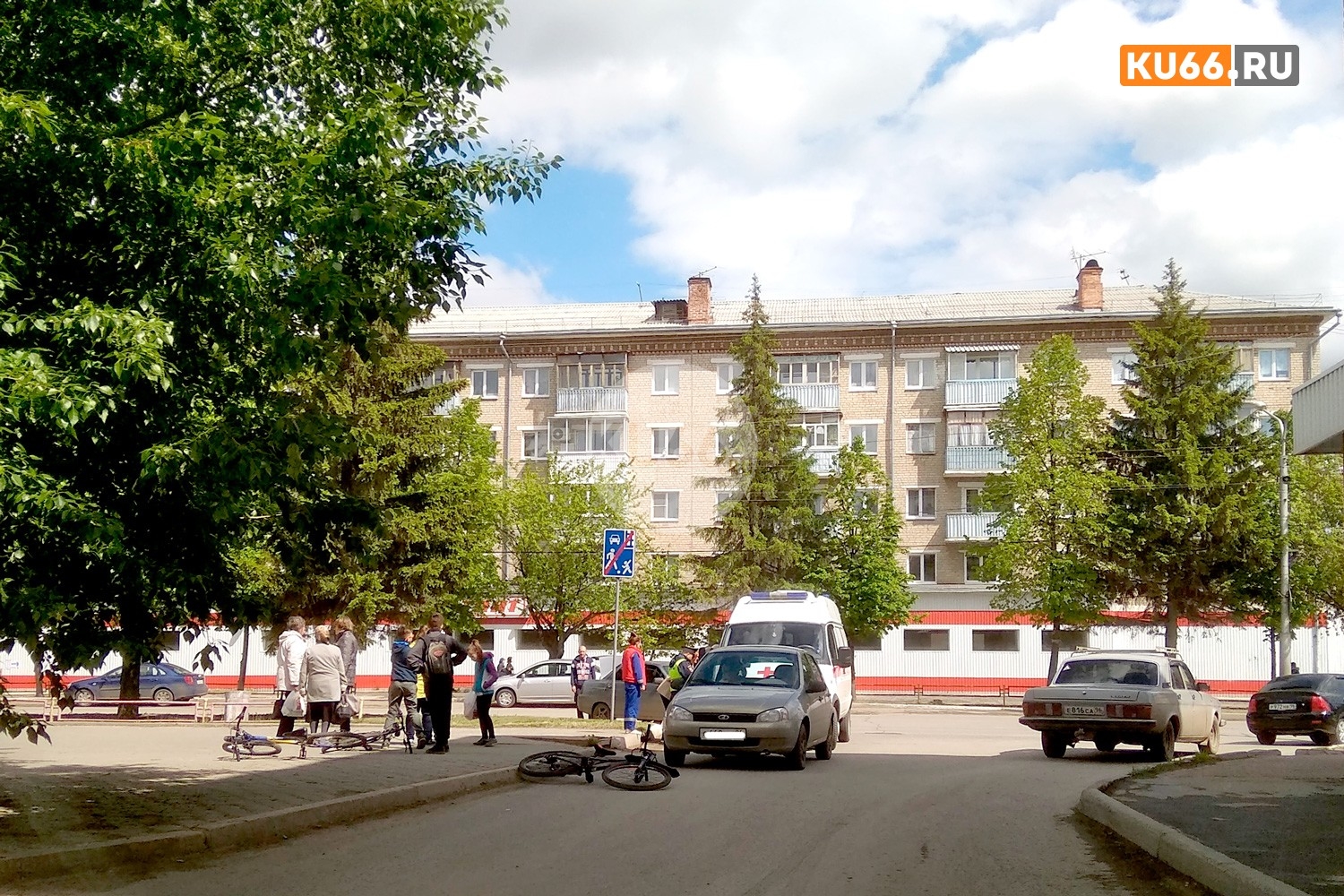 «Рядом валяются велосипеды...» ДТП на пр. Победы в Каменске-Уральском: участникам понадобилась помощь медиков. ГИБДД разбирается