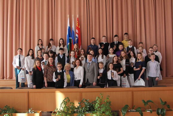 «Путевка в новую взрослую жизнь». На вручении паспортов четырнадцатилетним жителям Каменска-Уральского давали напутствия и… Конституцию РФ