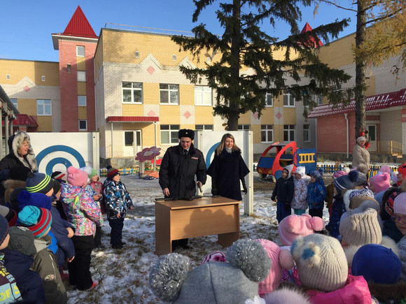 Полицейские Каменска-Уральского пришли в детсад: офицер рассказал ребятне об устройстве «огнестрела», а Самурай показал свою выучку