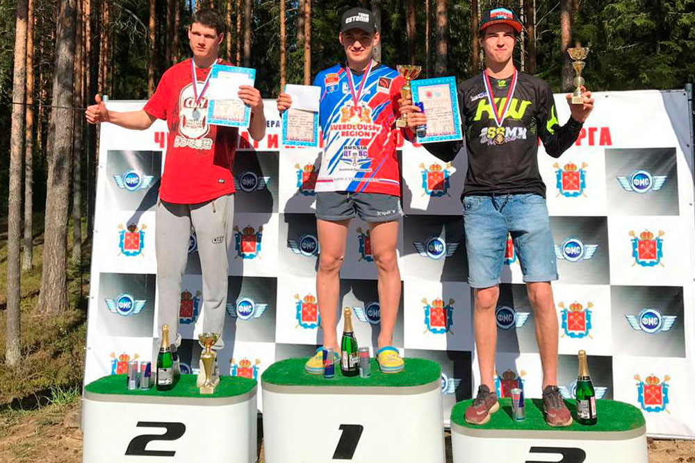 Шампанское и энергетики – у их ног! Мотогонщики из Каменска лучше всех промчались по трассам Санкт-Петербурга и Челябинской области