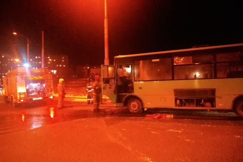 Сначала появился дым, люди вышли, вскоре вспыхнул огонь… У кольца на ул. Суворова в Каменске-Уральском загорелся пассажирский автобус