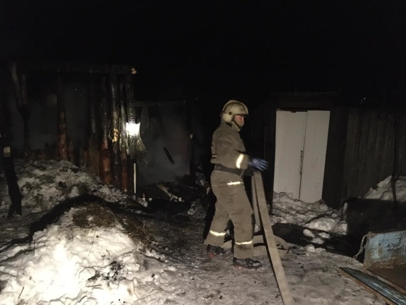Поздним вечером в селе под Каменском-Уральским сгорел сарай Поздним вечером в селе под Каменском-Уральским сгорел сарай