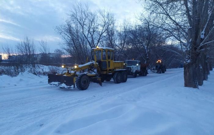 Дорожники очищают Каменск-Уральский от новогоднего снегопада  | Снегоуборочная техника вышла на улицы Каменска-Уральского 