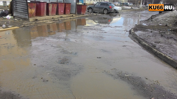 «Ходим, как свиньи по грязи…» Жители Каменска продолжают жаловаться, что их дома заливает талыми водами, надеясь на коммунальщиков