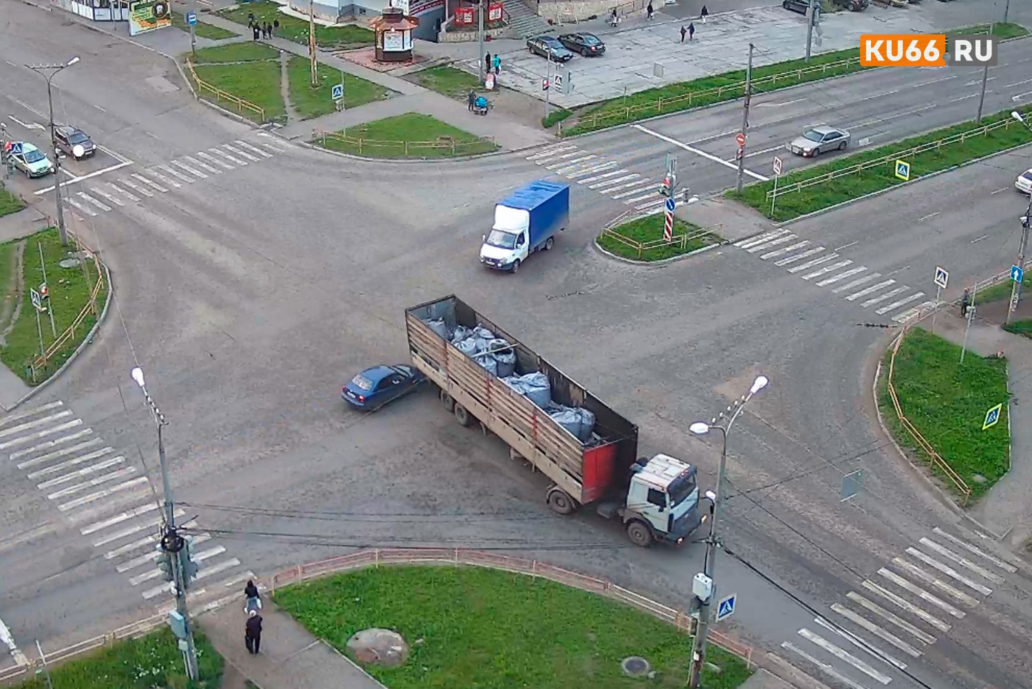 Водитель длинномера, поворачивая налево на перекрестке, не пропустил легковушку: суровое ДТП в Каменске чудом обошлось без пострадавших