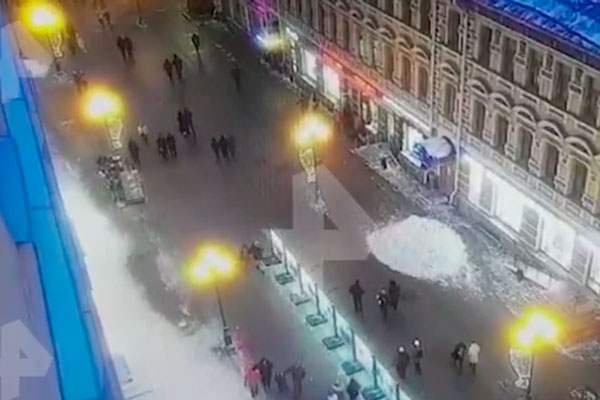 Камера сняла, как упавшая с крыши лопата пробила череп парню в Москве