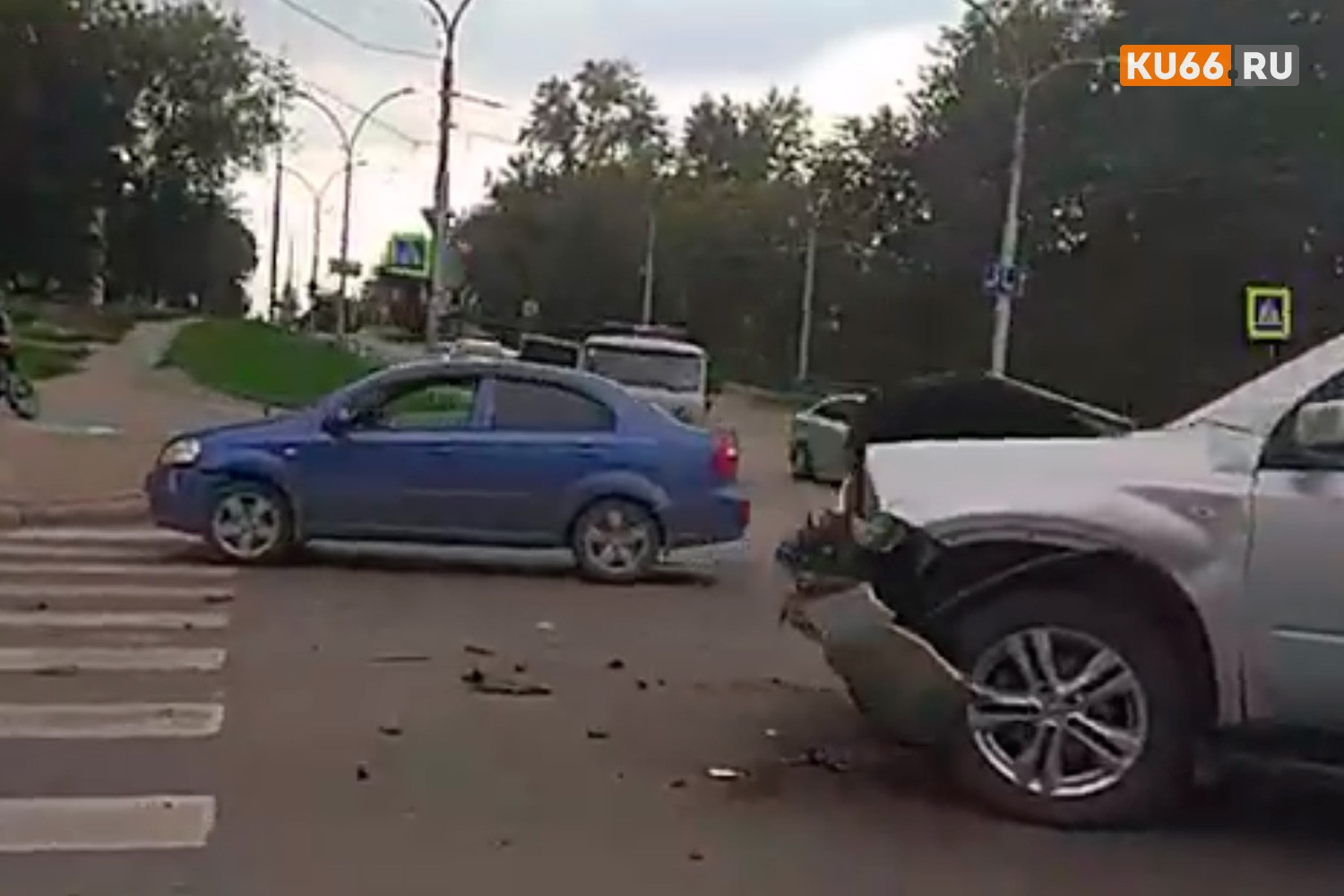 ДТП на проблемном перекрестке в Каменске: Nissan X-Trail с пожилым мужчиной за рулем протаранил Mazda3, а в ту въехал Chevrolet Aveo