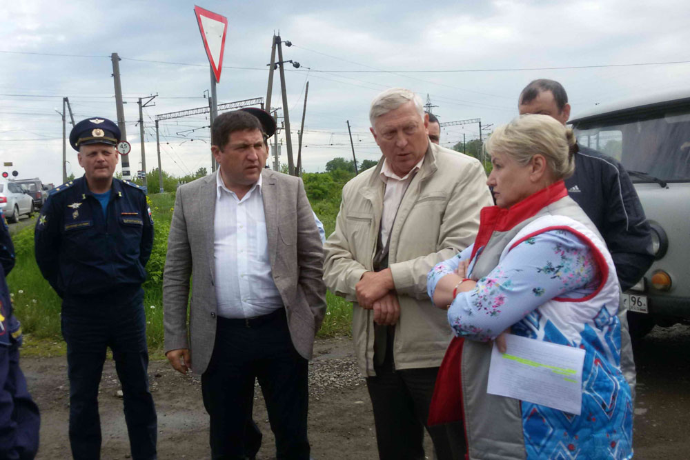 Вице-мэр Гераскин приехал к железнодорожному переезду на 100 км в Каменске и признал: у горожан во время ремонта возникнут проблемы