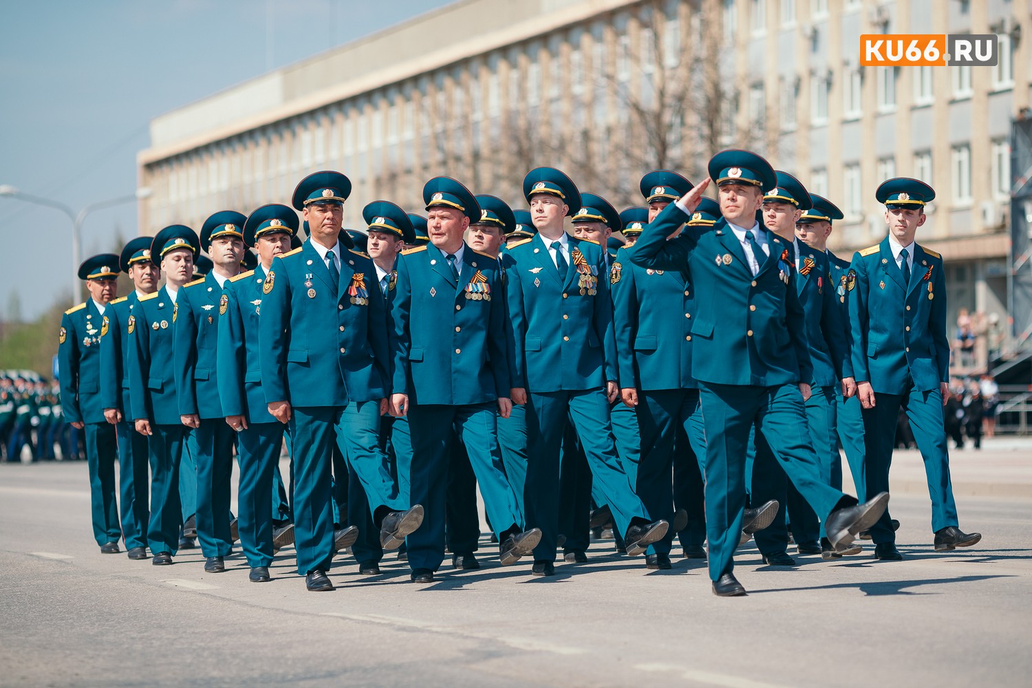 Огнеборцы и ветераны-пожарные вышли вместе с другими жителями Каменска-Уральского в «Бессмертный полк» с портретами ветеранов