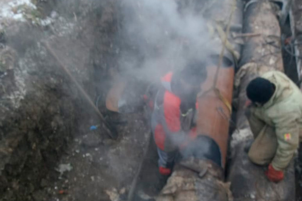 На благо людей: на магистральной трубе отопления в Каменске нашли свищ. Десятки домов, школу и два детских садика оставили без тепла