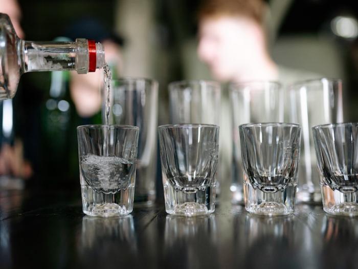 В Госдуме готовятся запретить продажу алкоголя до 21 года — что будет дальше | В Госдуму внесли законопроект о запрете продажи алкоголя лицам до 21 года