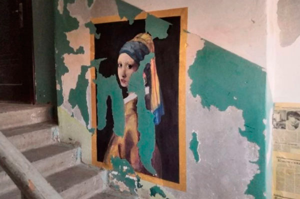 Вместо дыр на стенах — портрет Тарковского и «Девушка с жемчужной сережкой». Студенты взялись разрисовать подъезд многоквартирника