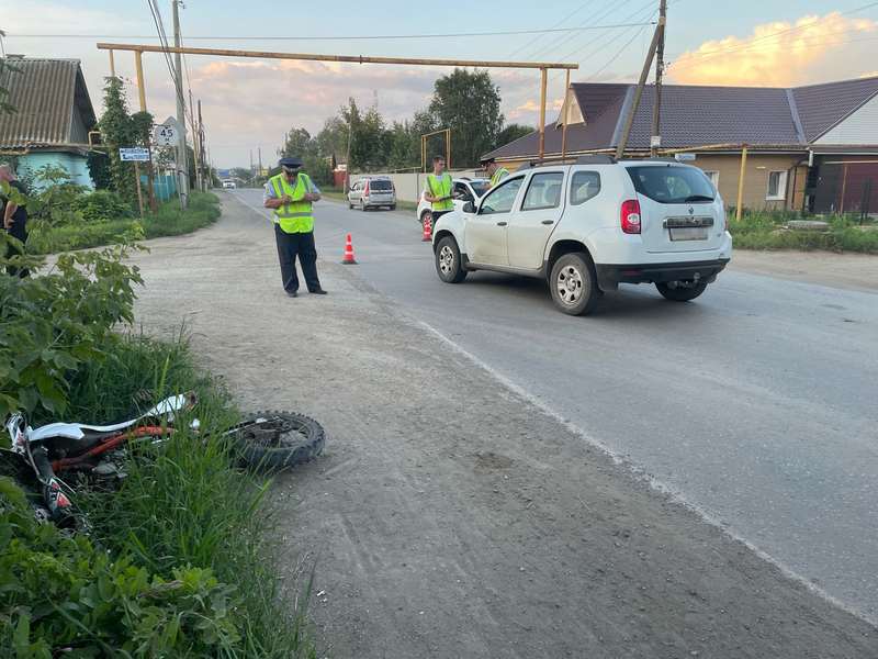 Перелом ноги в подарок: в Каменске-Уральском подросток без прав попал в ДТП на подаренном питбайке | В Каменске-Уральском 16-летний питбайкер без прав попал в аварию