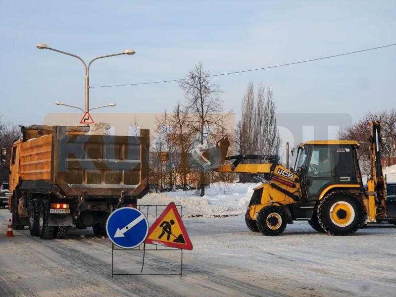 В Каменске-Уральском дорожники столкнулись с нехваткой спецтехники при уборке снега | Нехватка спецтехники замедляет уборку снега на улицах Каменска-Уральского