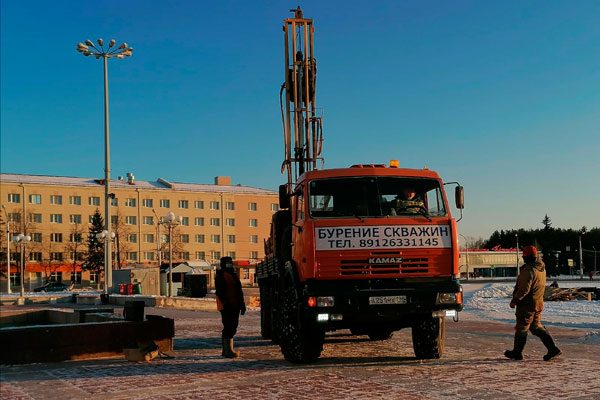 Не обязательно знать, но любопытно: из чего состоит «бутерброд» центральной площади Каменска-Уральского и зачем здесь буровая установка?