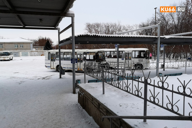 В Каменске-Уральском ограничено движение междугородних и пригородных автобусов. Из-за непогоды не работают светофоры