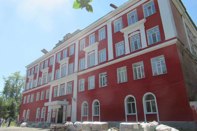 В Каменске на деньги госпрограммы и частные инвестиции обновляют школу, где капремонт не проводился ни разу за 65 лет существования