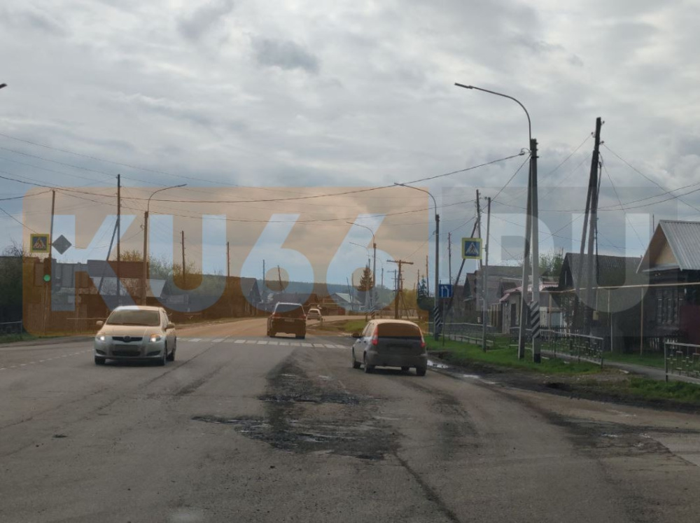 «4 машины пробили колеса»: Водители страдают от разрушенной дороги под Каменском-Уральским | На Урале 4 машины пробили колеса из-за проблемной дороги