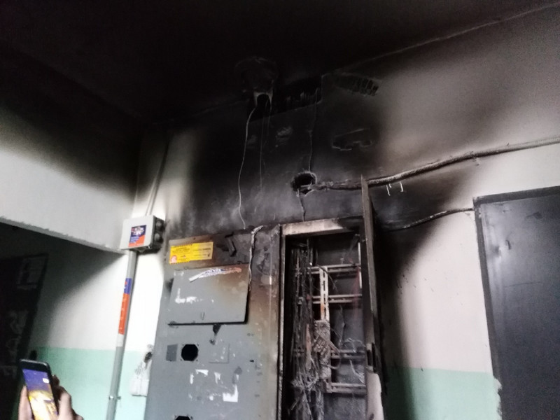 Из-за пожара в девятиэтажке по пр. Победы в Каменске-Уральском спасатели эвакуировали 20 человек, в том числе детей. Здесь горел электрощит