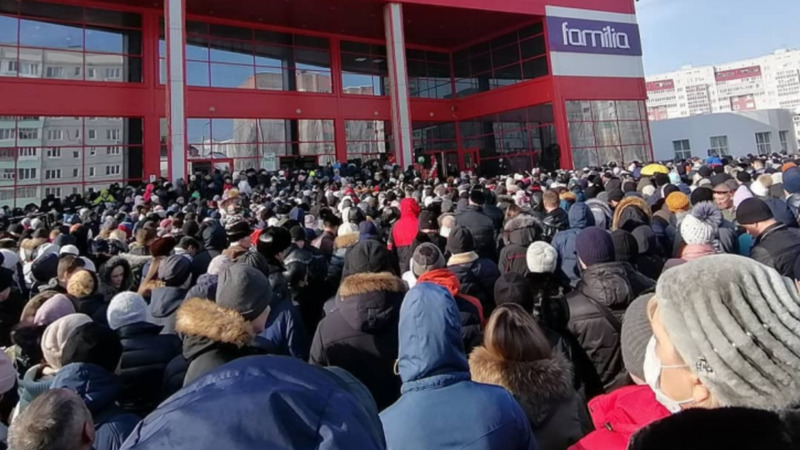 Видео: посетители ТЦ устроили давку из-за розыгрыша "Лада-Веста"