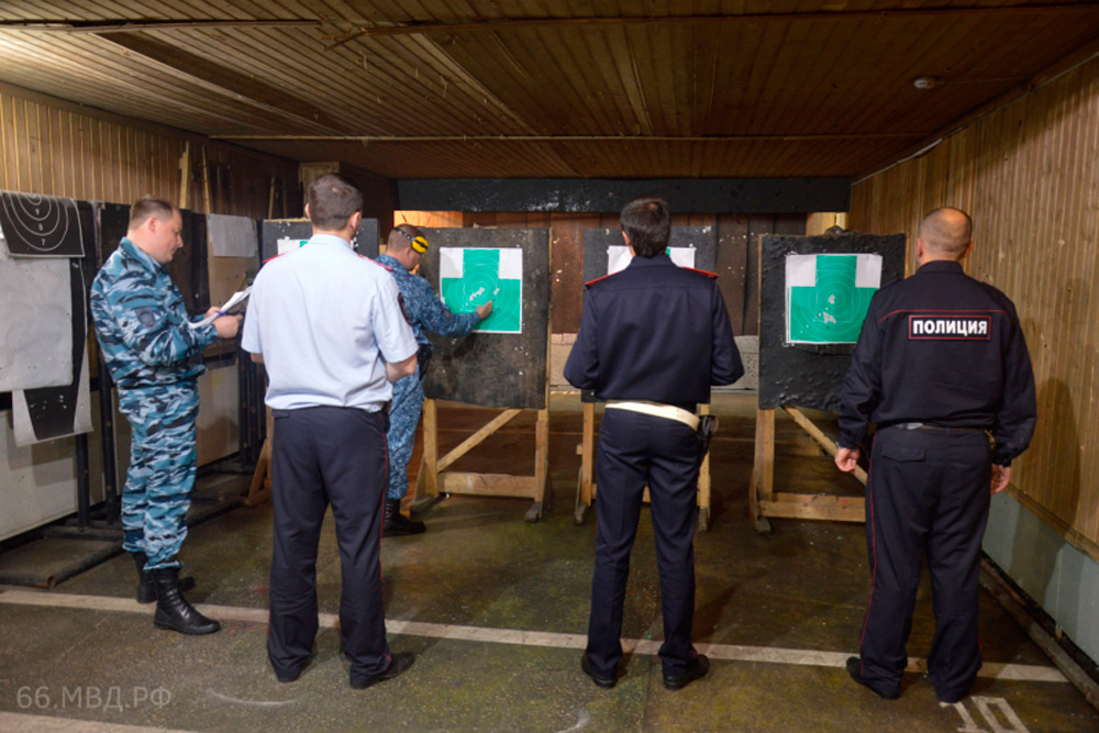 Стреляет лучше всех: полицейский из Каменска-Уральского на областном конкурсе профмастерства доказал, что оружие ему доверено не зря