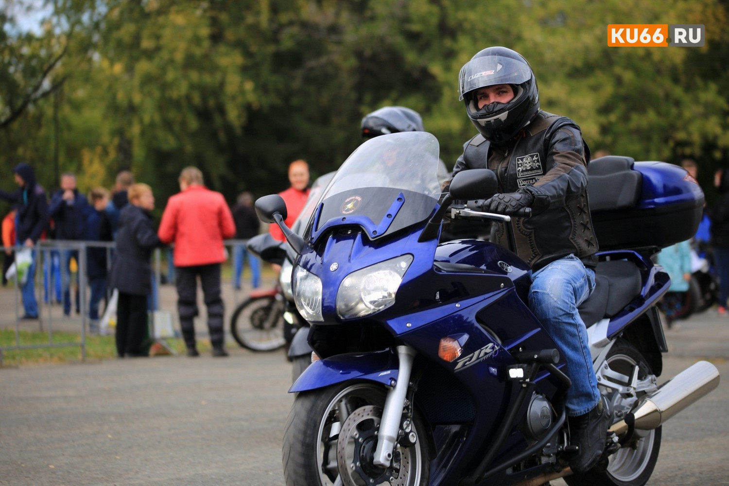 Как это было: байкеры из клуба «Черные ножи» шумно закрыли сезон в Каменске-Уральском. За движением колонны следили сотрудники ДПС