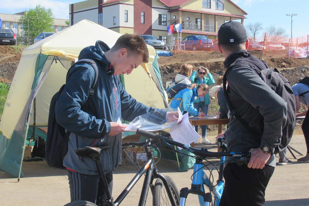 Больше тысячи жителей вышли в воскресенье на Каменскую прогулку. Старейший участник Владимир Лямин пришел с внуками и правнуками