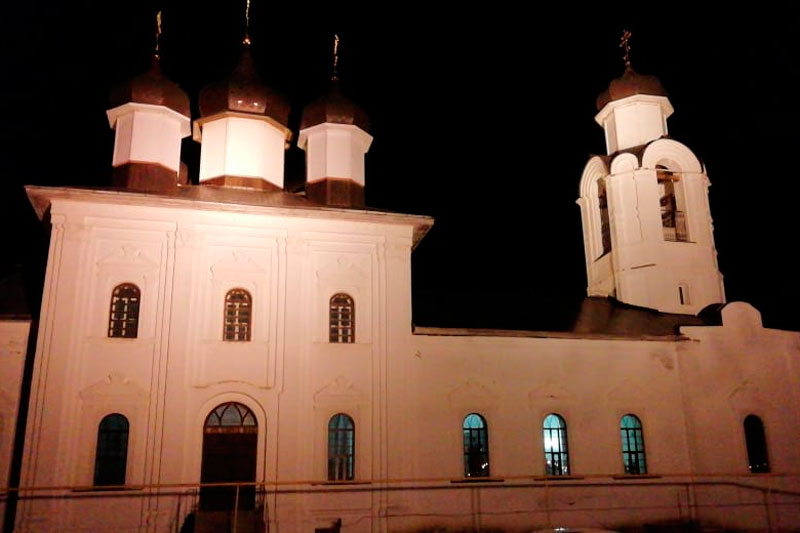 Пасха Христова проходит в пустых храмах в Каменске-Уральском: кое-где верующие все же есть, но им удается сохранять социальную дистанцию