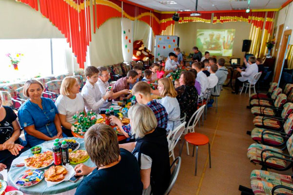 Синарские трубники поздравили воспитанников социально-реабилитационного центра для несовершеннолетних «Синарский» с Днем знаний Синарские трубники поздравили воспитанников социально-реабилитационного центра для несовершеннолетних «Синарский» с Днем знаний