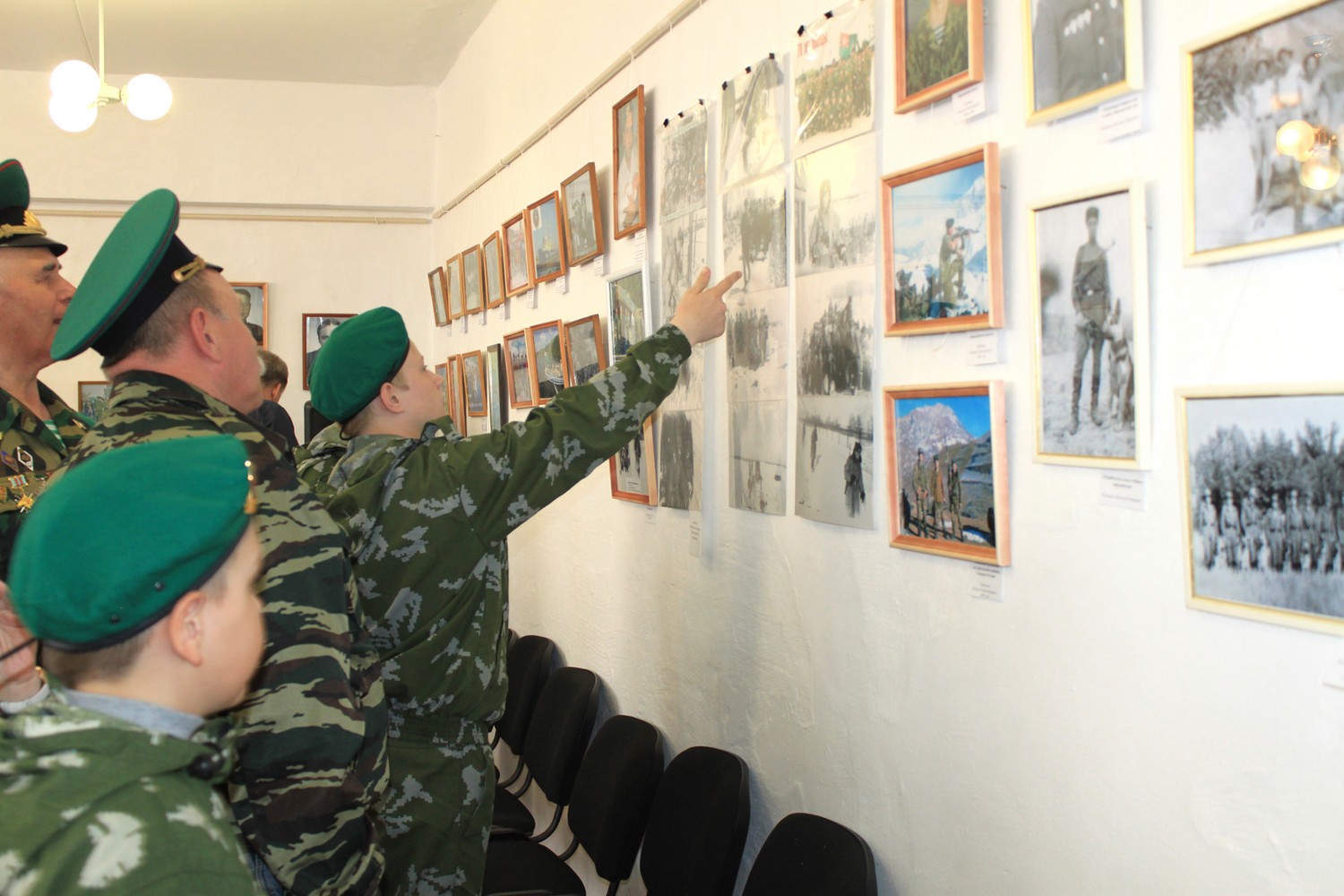 На выставке "На страже Родины" жителям Каменска показывают патриотические фотографии, фото из семейных архивов и дембельских альбомов На выставке "На страже Родины" жителям Каменска показывают патриотические фотографии, фото из семейных архивов и дембельских альбомов