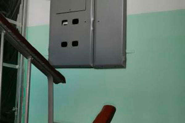 В шестиподъездном доме в Каменске-Уральском полным ходом идет ремонт парадных, аналогичная работа скоро стартует в других многокрартирниках