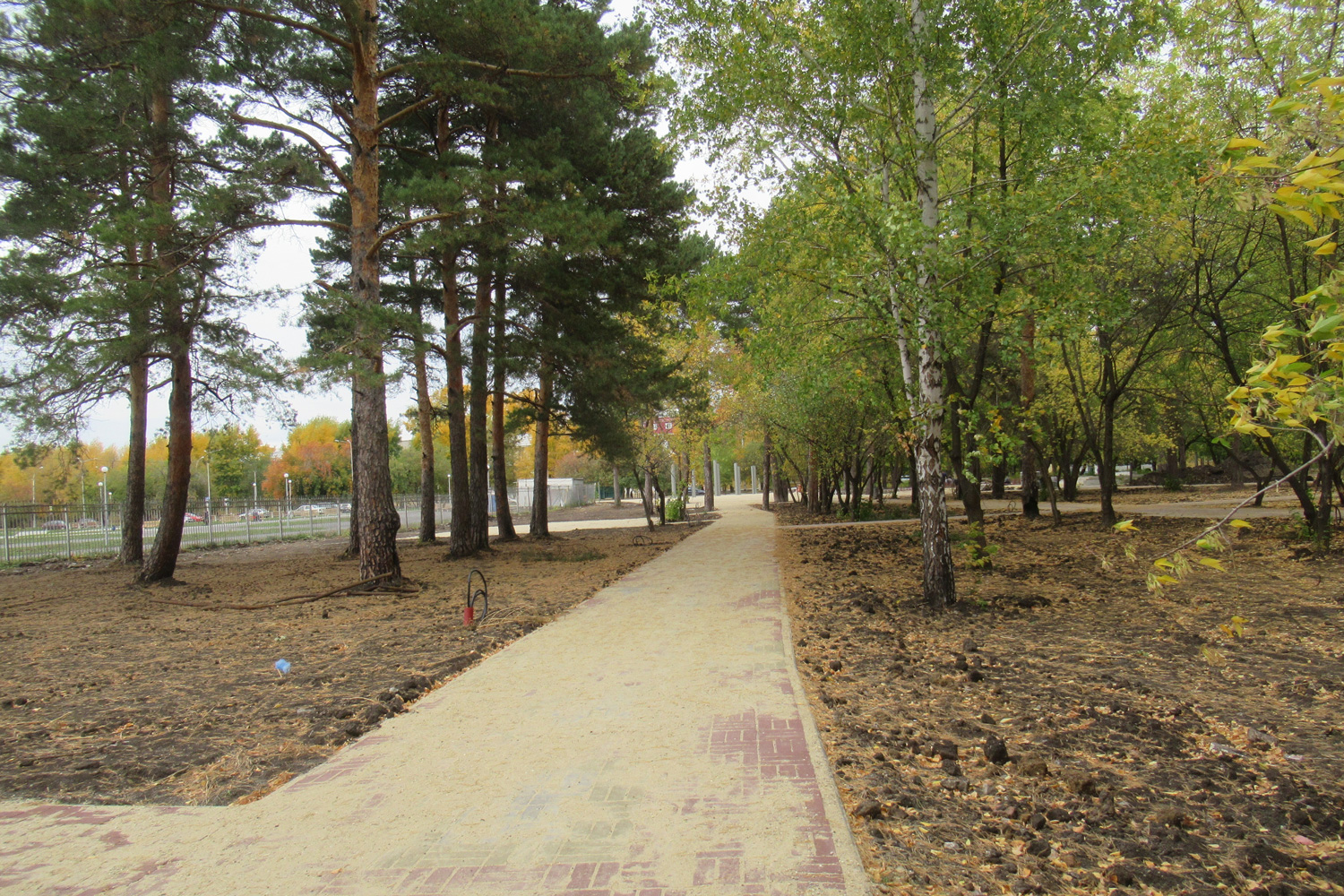 Во дворах, которые благоустраивают по программе комфортной городской среды в Каменске-Уральском, неизвестные вандалы уродуют все подряд...