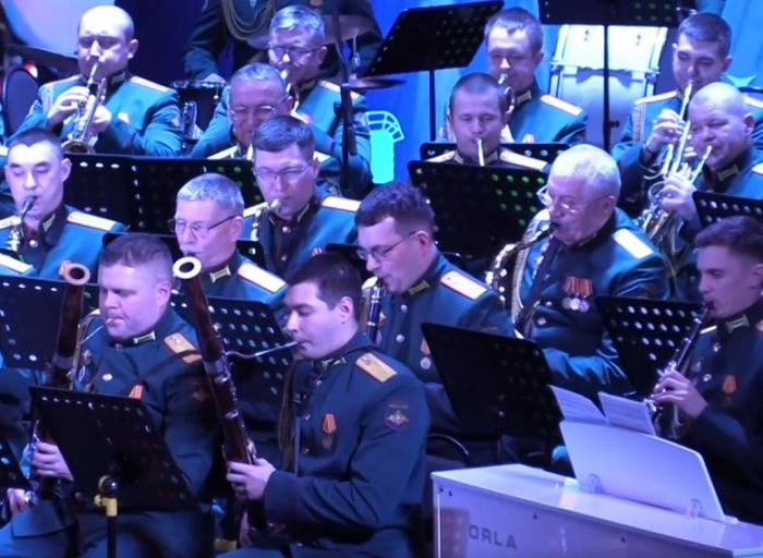 Патриотический вечер в СКЦ Каменска-Уральского: военный оркестр, выставка и помощь героям | Военный оркестр ЦВО выступит в Каменске-Уральском ко Дню защитника Отечества