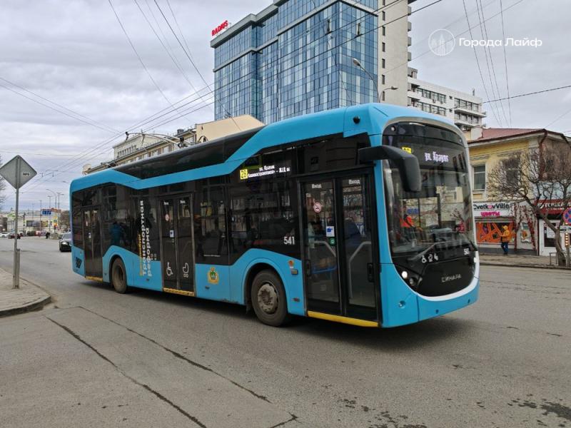 В Екатеринбурге автобусы двух маршрутов не вышли на очередь | В Екатеринбурге сорвались рейсы автобусов №48 и №83.