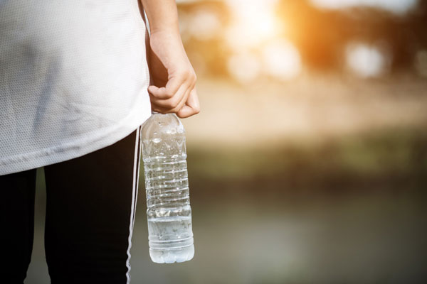 «Водоросли цветут»: каменцам объяснили, почему у них из кранов течет желтая вода | В Каменске-Уральском рассказали, почему в городе желтая вода