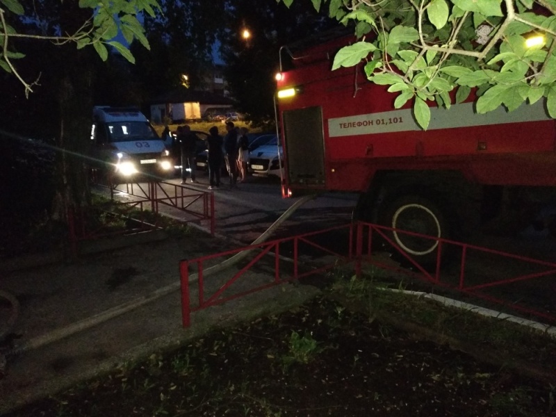 Ночью в двухэтажке Каменска-Уральского загорелся диван