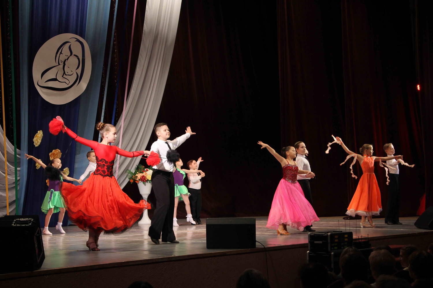 С трудом скрывали волнение: в Каменске-Уральском по традиции чествовали мам и бабушек с «профессиональным» праздником. Двоих даже наградили!