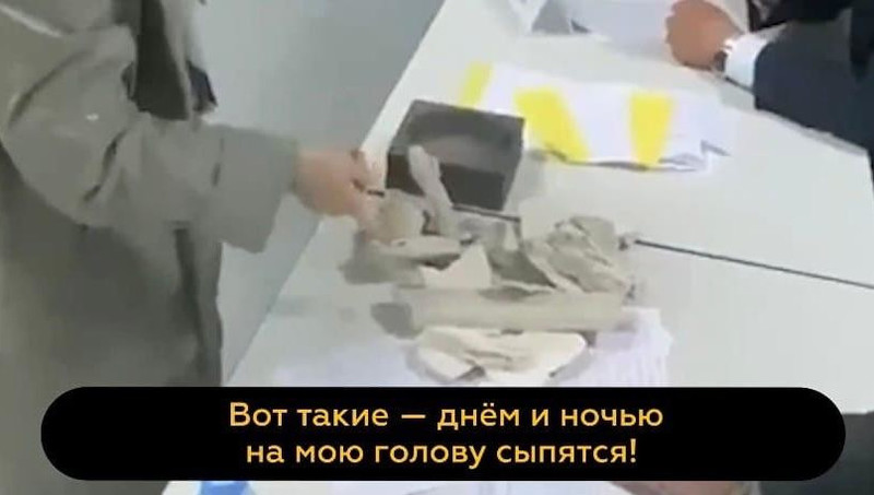 Пенсионерка высыпала на стол заммэра Уфы куски штукатурки, падающие с потолка ее квартиры