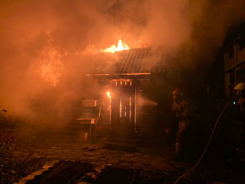 В поселке под Каменском-Уральским сгорел садовый дом