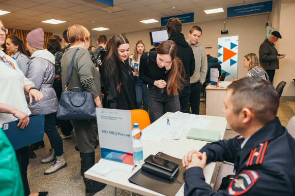 В Каменске-Уральском на Всероссийскую ярмарку трудоустройства пришли более 500 соискателей