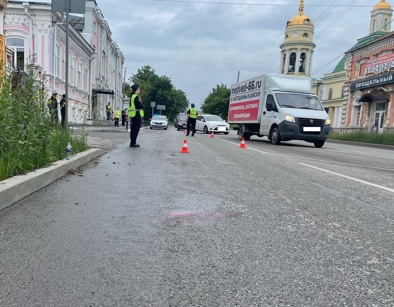 Житель Каменска-Уральского бросился под фуру | В Каменске-Уральском местный житель бросился под заднюю ось полуприцепа фуры
