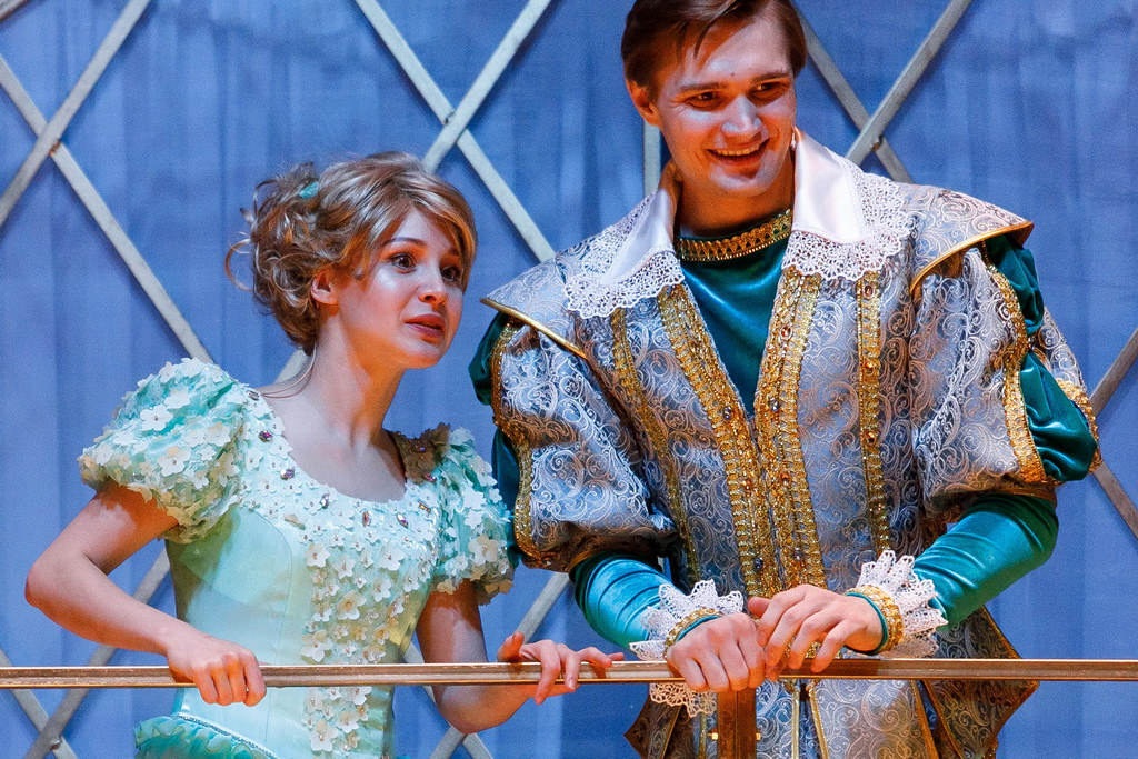 На прощание перед каникулами Драма Номер Три приготовила зрителям в Каменске-Уральском несколько сюрпризов. В эти выходные!