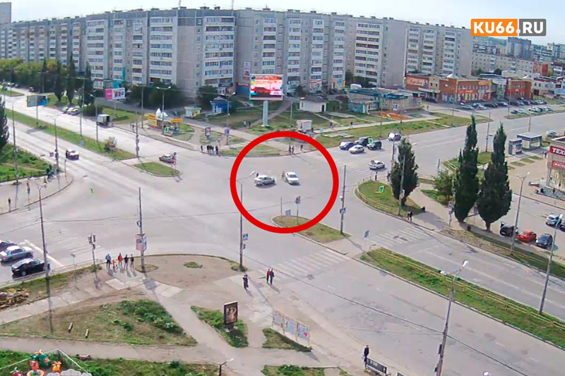 В столкновении Лада Гранта и Ford Focus на оживленном перекрестке в Каменске пострадал 10-летний ребёнок. Его сразу увезли в больницу