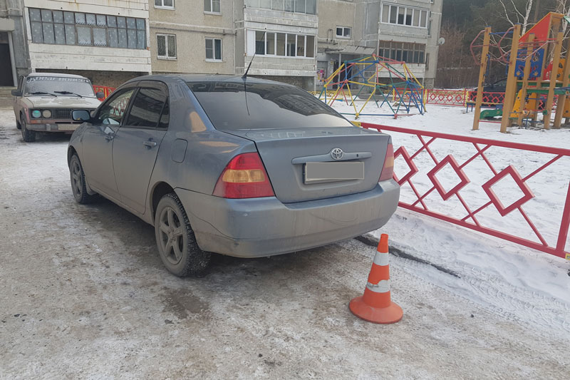 Неизвестный протаранил Toyota Corolla среди белого дня в Каменске во дворе дома по ул. Лермонтова и скрылся. Может Вы что-то видели?