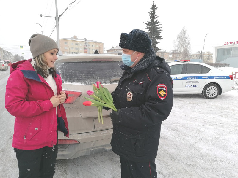 Счастья, любви и безопасных дорог. Инспекторы ГИБДД Каменска-Уральского поздравляли женщин-водителей с праздником букетами цветов