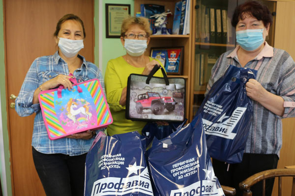 «Дети ждали праздника, но ничего не поделать». Профсоюз КУЛЗа основательно собрал «своих» первоклашек в школу — вручил полезные подарки