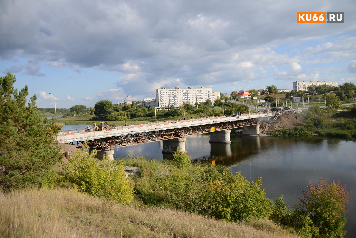 Как «живет» Байновский мост в часы-пик в Каменске-Уральском: инспектор ГИБДД учит людей ходить, суетятся велосипедисты, мчатся автобусы...