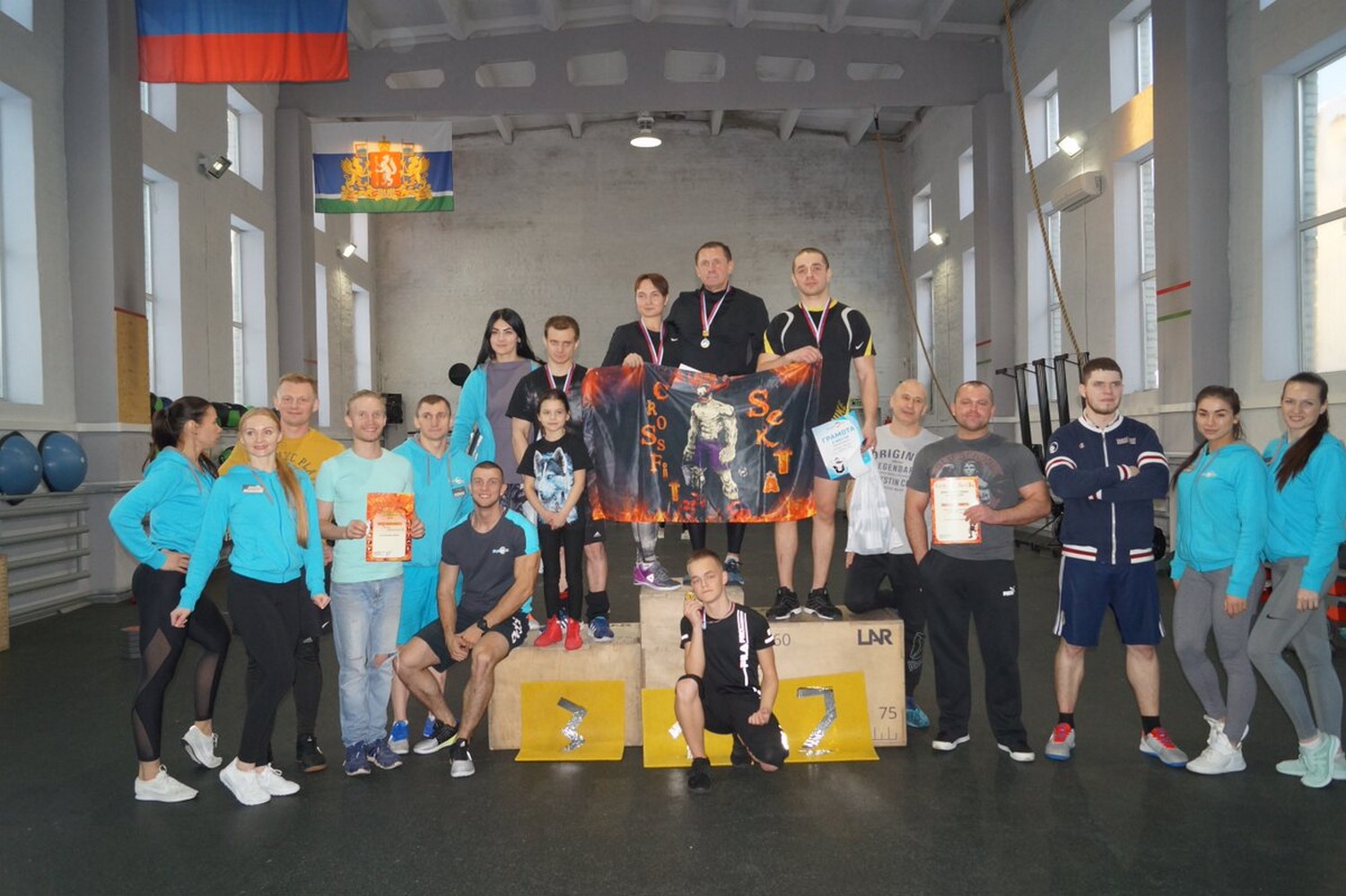 «Навыки, эмоции, борьба, слезы и стоны от боли...» В Каменске-Уральском прошли соревнования по кроссфиту — собрались даже дети и подростки