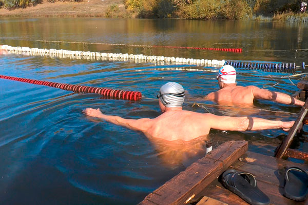 Разница между самым пожилым и молодым — 68 лет! В Каменске собрались команды моржей на Кубок Урала по зимнему плаванию Разница между самым пожилым и молодым — 68 лет! В Каменске собрались команды моржей на Кубок Урала по зимнему плаванию